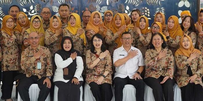 Ketua Tim Penggerak PKK Kabupaten Kediri Eriani Annisa Hanindhito (duduk, tiga dari kiri) bersama pengurus lainnya. Foto: Ist. 