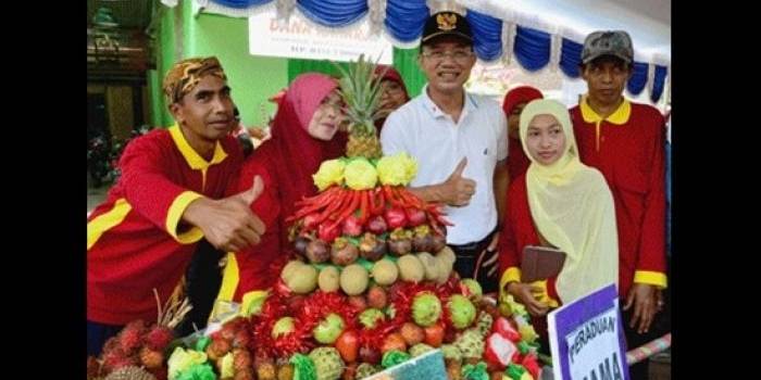 Bupati Ngawi (baju putih) saat datang dan merayakan Festival Buah 