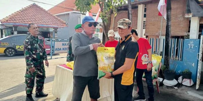 polsek-buduran-bersama-koramil-distribusikan-beras-sphp-melalui-program-gpm