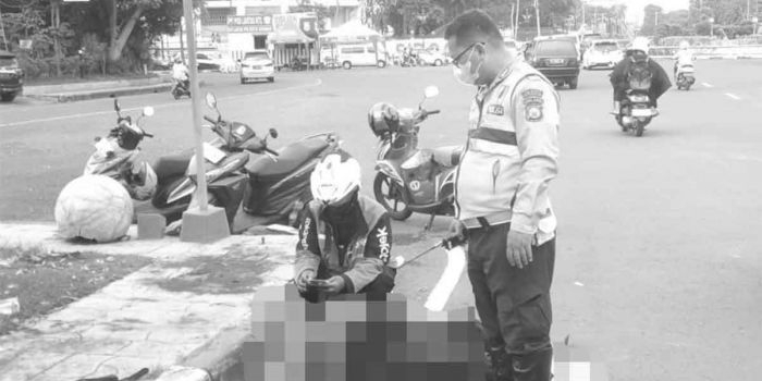 Petugas saat mengevakuasi korban tewas di Sidoarjo.