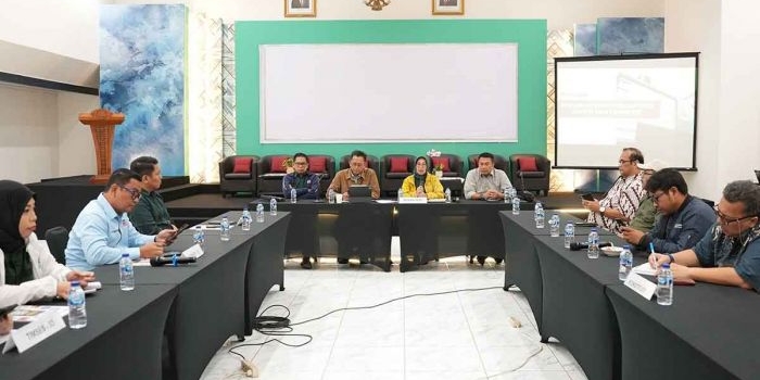 Ketua Dewan Pers, Ninik Rahayu, saat memimpin rapat bersama tim pemenangan capres-cawapres.