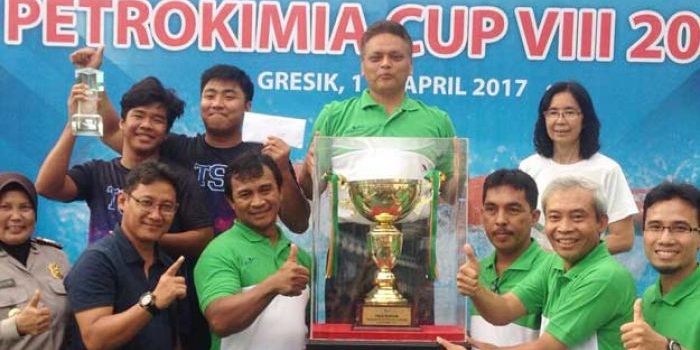 Tim KRPG bersama para pelatih saat sesi foto bersama usai dinobatkan sebagai pemenang Kejurnas Petrokimia Cup VIII 2017. foto: SYUHUD/ BANGSAONLINE