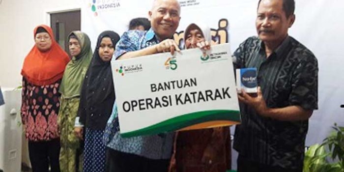 Sekretaris Perusahaan PG Wahyudi saat menyerahkan bantuan secara simbolis kepada penerima operasi katarak gratis. foto: syuhud/ bangsaonline