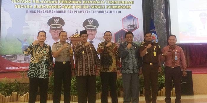 Foto Bersama Wakil Bupati Bangkalan Drs. Mohni M.M, Plh. Sekda Setia Budhi, Wakapolres Bangkalan Kompol Hendy Kurniawan, Kepala Dinas DPMPTSP Moh. Faisol.