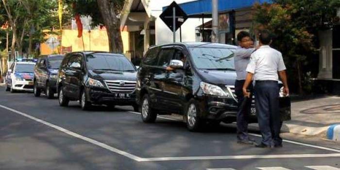 Tim Penilai WTN melihat banyak kendaraan parkir yang tidak pada tempatnya. (foto: soewandito/BANGSAONLINE)