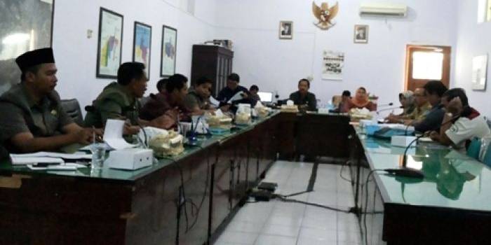 Komisi C DPRD Kota Probolinggo saat hearing dengan dinkes. (Andi/BangsaOnline.com)