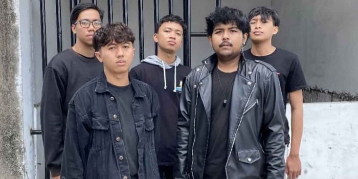 Personil Rooters Band: Ocid (vocal), Stefanus (Bass), Jee (Drum), Radit (Lead), dan Azhar (Rhytm).