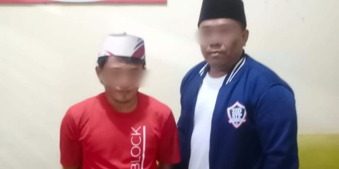 Dua terduga pelaku pencuri barang elektronik di Balai Desa Panyepan, Sampang yang diamankan polisi