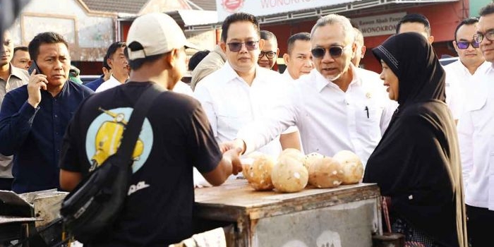 Pj Gubernur Jatim saat mendampingi Menko Pangan dan Mendag di Pasar Wisata Juanda, Sidoarjo.