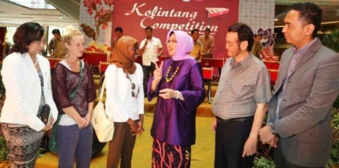 ?

Ketua Badan Kerjasama Organisasi Wanita (BKOW) Jawa Timur, Dra Hj Ummu Fatma Saifullah Yusuf berbicang dengan pelajar luar negeri dari program pertukaran pelajar. Foto:nisa/BANGSAONLINE