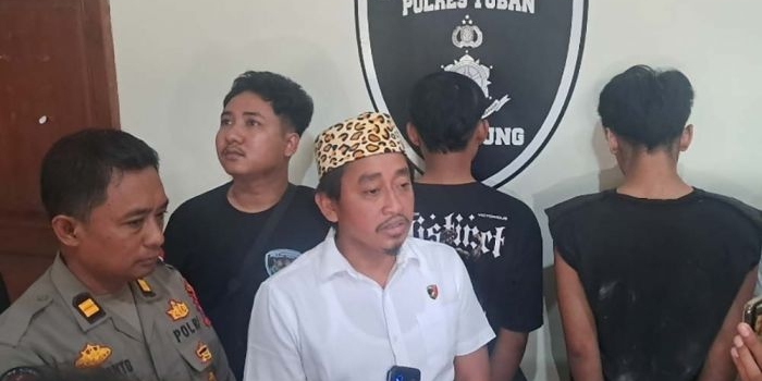 Kanit Pidum Satreskrim Polres Tuban, Ipda Moch. Rudi, saat menyampaikan keterangan.