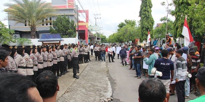 Ratusan warga Desa Krompol, Kec. Bringin Ngawi pada Senin (06/01) mendatangi kantor Dinas Pemberdayaan Masyarakat Desa (DPMD) Ngawi. 