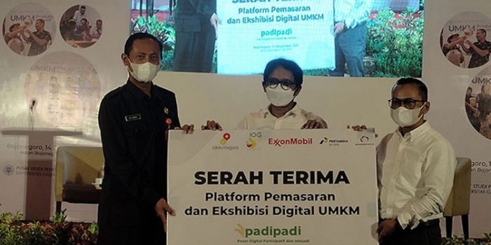 Perwakilan dari PSPK UGM Yogyakarta bersama Exxon Mobil Cepu Limited saat meluncurkan kanal berjejaring dan pemasaran digital UMKM.