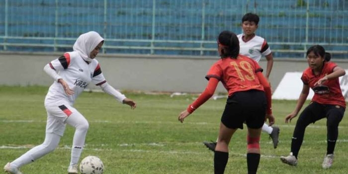 laga-perdana-tanpa-gol-tim-putri-kota-batu-dan-jember-berbagi-poin-di-stadion-brantas