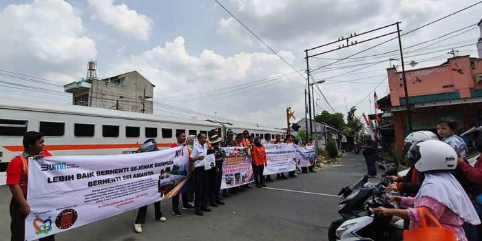 sambut-hut-ri-kai-daop-7-madiun-kampanyekan-keselamatan-di-80-titik-perlintasan