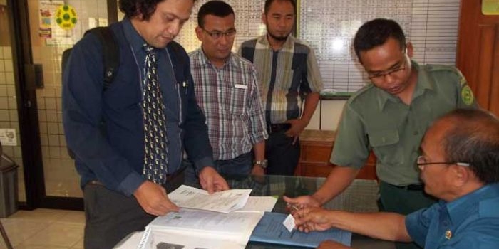 Guruh (kemeja kotak-kotak berkacamata) didampingi kuasa hukumnya saat mendaftar di PN pganjuk untuk mengajukan gugatan perdata kepada PT MBA. foto: BAMBANG DJ/ BANGSAONLINE