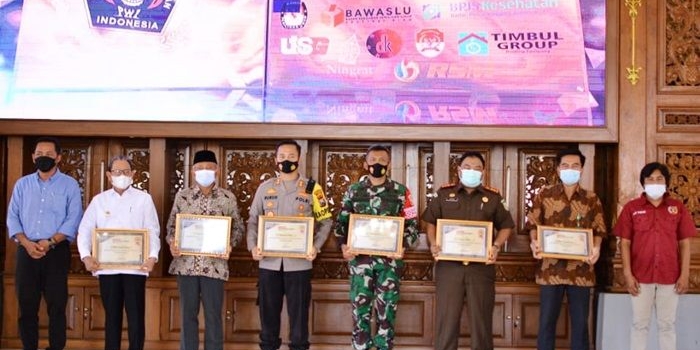 Sejumlah korporasi, forkompinda dan instansi lainnya usai menerima penghargaan bertajuk PWI Award.