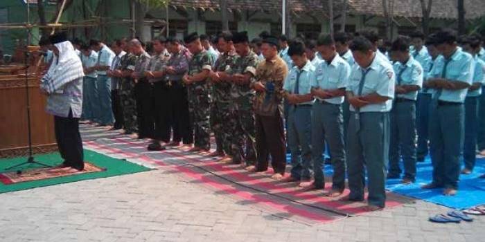 Salat istisqa di halaman SMKN 2. foto: zainal abidin/BANGSAONLINE