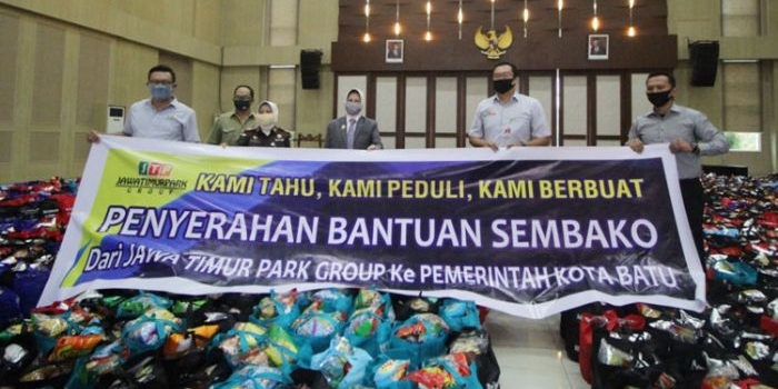 Wali Kota Batu Dra. Hj. Dewanti Rumpoko didampingi Kajari Dr. Sri Heny Alamsari, Pabung Kodim 0818, Ketua Laskar Foundation, dan perwakilan JTP Group saat meninjau ribuan paket sembako di Balai Kota Batu.