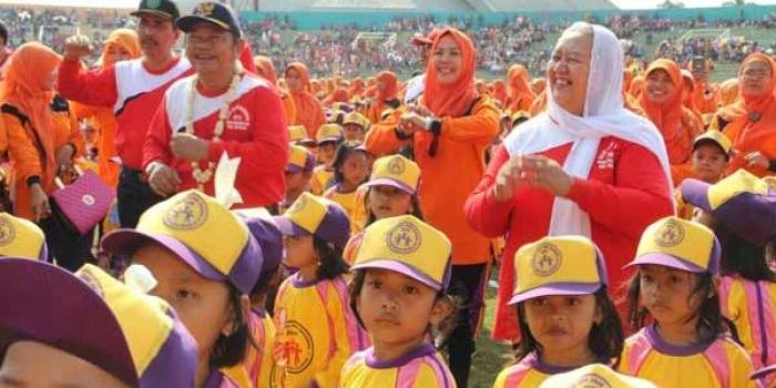 SELFIE -  Siswa TK dan para guru TK saat foto selfi dengan Bupati Saiful Ilah dengan didampingi Hj. Anik Saiful Ilah usai acara peringatan HAN ke-31 di GOR Delta Sidoarjo, kemarin. Foto: nanang ichwan/BANGSAONLINE