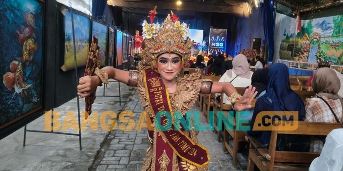 Zsazsa Zabrina Putri usai tampil menari Bali, di acara pembukaan Khadiri Mewarna. Foto: Muji Harjita/BANGSAONLINE