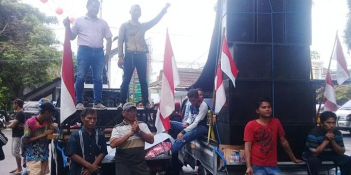 Korlap aksi Helmi saat orasi di depan kantor pemda setempat.