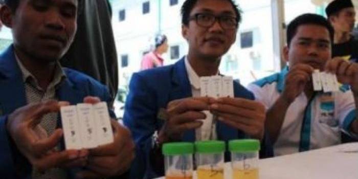 Para pengurus PMII ikuti tes urine di Surabaya kemarin. [ft-ssn]