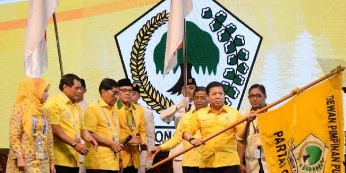 Setyo Novanto menerima bendera Partai Golkar setelah ditetapkan sebagai Ketua Umum Partai Golkar, dalam Munaslub, di Nusa Dua, Bali, Selasa (17/5). foto: republika