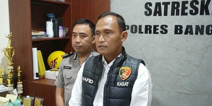 Kasatreskrim Polres Bangkalan, AKP Hafid Dian Maulidi, saat memberi keterangan ke awak media.