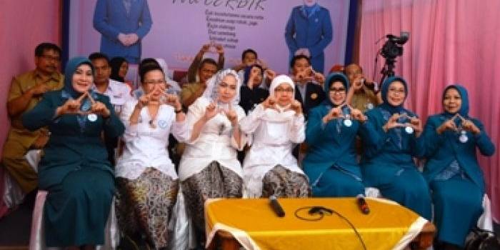 GAYENG – Ketua TP PKK Jatim Ny Hj Nina Soekarwo, Hj.Fatma Syaifulloh Yusuf (Istri Wagub Jatim), Ny.Ria Wijaya (istri Dirjen KKP RI), Ny.Shobibah Rohmah (Istri Menpora), Ny.Hasbiyah Nasir (Istri Menristek), HJ.Mundjidah Wahab Wakil Bupati Jombang, dan Hj.Tjaturina Wihandoko Ketua TP PKK Kabupaten Jombang kompak melalukan salam IVA. (Adi Susanto/BANGSAONLINE)