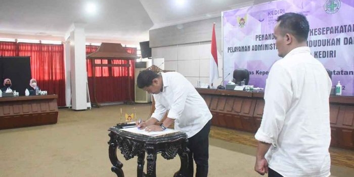 Wali Kota Kediri, Abdullah Abu Bakar, saat menandatangani kesepakatan bersama disaksikan Kepala Dispendukcapil Kota Kediri, Samsul Bahri. Foto: Ist