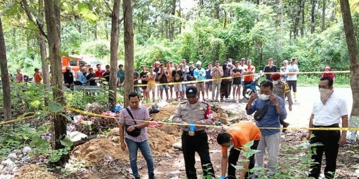 Aparat kepolisian saat melakukan olah TKP temuan mayat perempuan tanpa identitas di Desa Sambikerep, Kecamatan Rejoso, Kabupaten Nganjuk, Jawa Timur, Senin (25/3/2024). Foto: Dok. Polres Nganjuk.