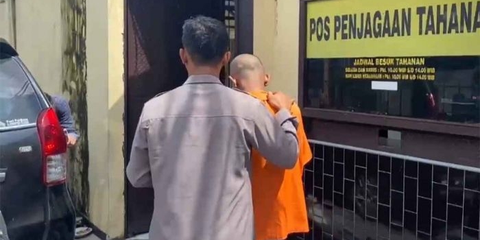 Pelaku saat digiring polisi.