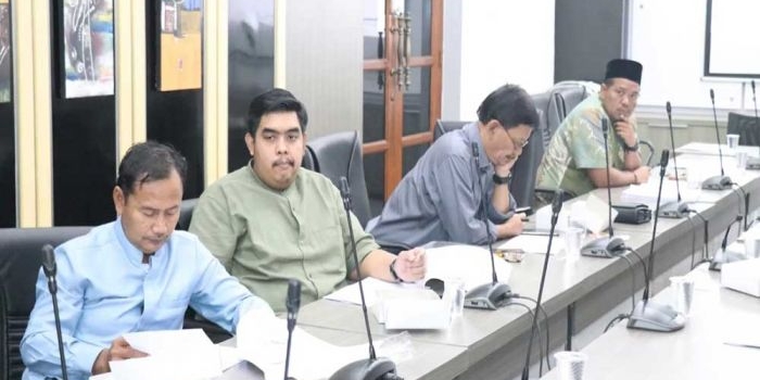 Anggota tim perumus rancangan tatib DPRD saat rapat. Foto: Ist.