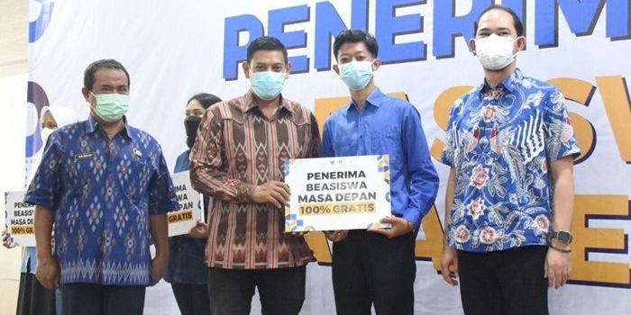 Wali Kota Kediri Abdullah Abu Bakar didampingi Asisten Administrasi Umum Nur Muhyar (kiri) saat menyerahkan beasiswa masa depan kepada salah satu penerima. foto: Kominfo