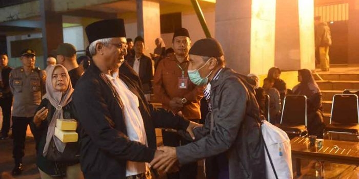 gus-qowim-sambut-kedatangan-jemaah-haji-kota-kediri