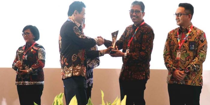 Direktur Utama Bank Jatim, Busrul Iman, saat menerima penghargaan dari KPK.