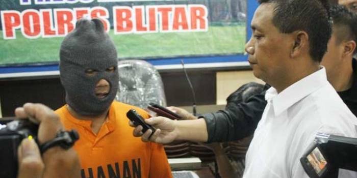 Tersangka didamping Kasatreskrim Polres Blitar.