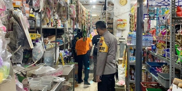 Tim Laboratorium Forensik Polda Jawa Timur mendatangi tempat kejadian perkara (TKP) pembunuhan bos toko di Desa Jatinom, Kecamatan Kanigoro, Kabupaten Blitar, Minggu (28/2/2021).