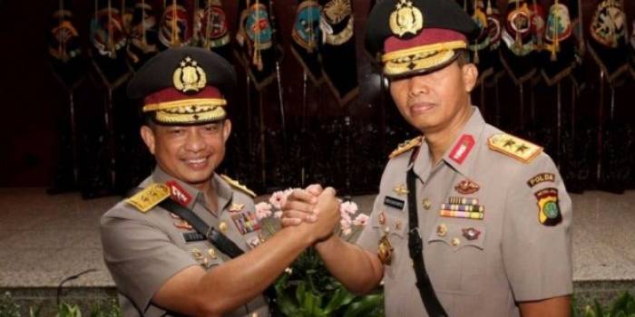Kapolda Metro Jaya Irjen Pol Moechgiyarto (kanan) melakukan salam komando dengan Kepala BNPT Irjen Pol Tito Karnavian (kiri) seusai sertijab Perwira Tinggi Polri di Mabes Polri, Jakarta, 21 Maret 2016. (Suara Pembarua)