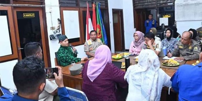 Bupati Trenggalek, Mochamad Nur Arifin, saat rapat koordinasi di kantor satpol pp.