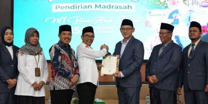 Penyerahan SK Izin Operasional MI BAS International Islamic School Tuban oleh Kakanwil Kemenag Jatim