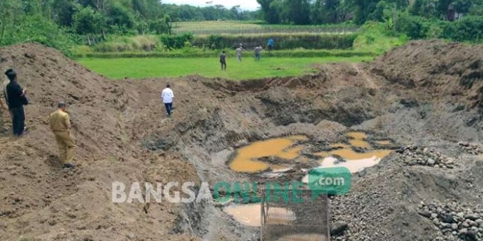 Kubbangan galian C di Dusun Payaksantren, Desa Rejoagung, Kecamatan Ngoro, Kabupaten Jombang yang diprotes warga.
foto: ROMZA/ BANGSAONLINE