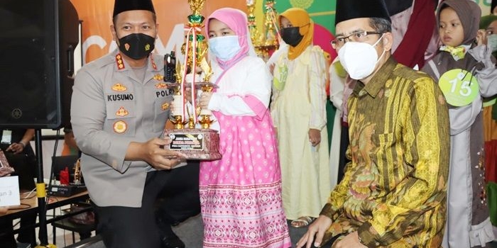 Kapolresta Sidoarjo Kombes Pol. Kusumo Wahyu Bintoro bersama Kepala Kemenag Kabupaten Sidoarjo Moh. Arwani menyerahkan piala kepada seorang pemenang.