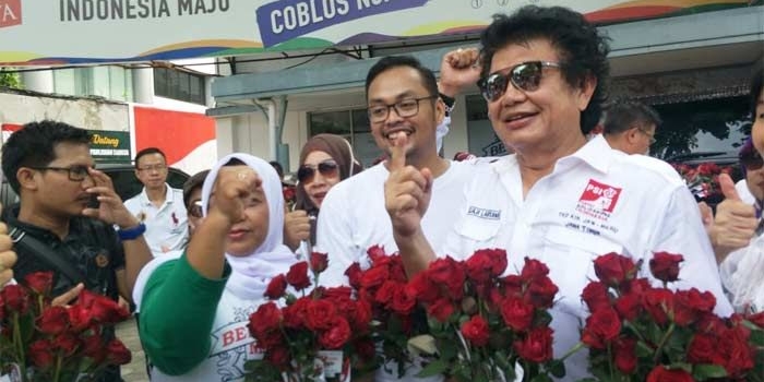 Ir. Djaja Laksana (paling kanan), penemu teori Bernoulli yang diklaim bisa menghentikan semburan lumpur Lapindo. foto: DIDI ROSADI/ BANGSAONLINE