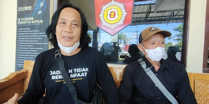 Aktivis lingkungan yang juga Koordinator Komunitas Oleng-Oleng Indonesia Kediri, Heri DK, saat berada di Polsek Plosoklaten. Foto: MUJI HARJITA/ BANGSAONLINE