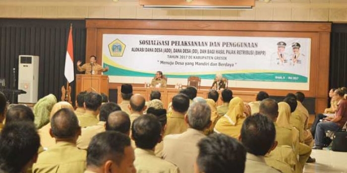 Bupati Sambari HR saat sosialisasi dana desa. foto: SYUHUD/ BANGSAONLINE