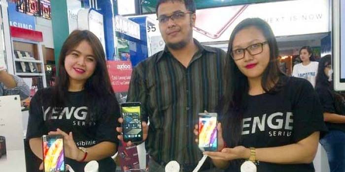 Karyawati Dan Regional Brand Manager AXIOO menunjukkan Smartphone Venge dan Venge X. foto: rusmiyanto/ BANGSAONLINE