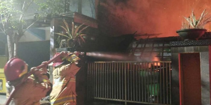 Petugas dari Damkar Kabupaten Kediri ketika berusaha memadamkan si jago merah yang melalap bangunan Puskesmas Tiron.