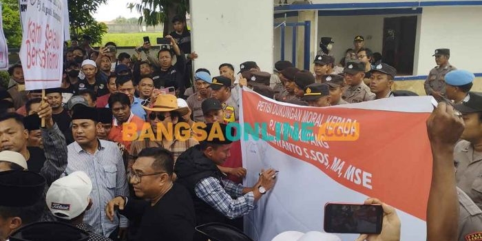 Para elit partai politik saat menandatangani petisi dukungan kepada Pj Bupati Sampang, Rudi Arifiyanto. Foto: MUTAMMIM/BANGSAONLINE